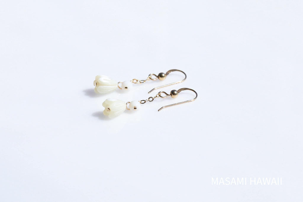 White pikake short earrings☆白色ピカケショートピアス